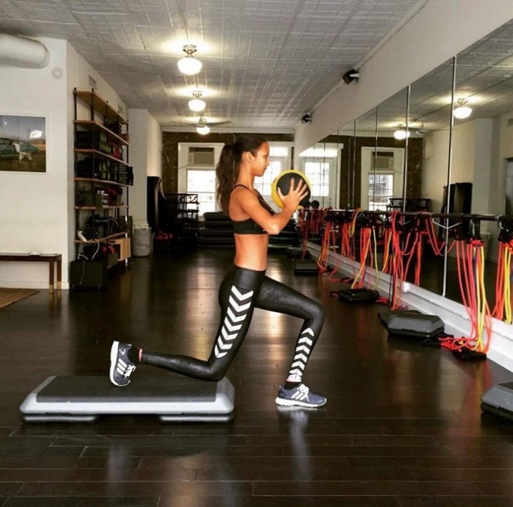 Victoria's Secret Modellerinden Sıkılaşma Garantili 10 Egzersiz Taktiği