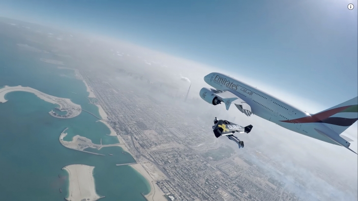 Yolcu Uçağı İle Yan Yana Uçan İki Akrobatın Nefes Kesen Görüntüleri